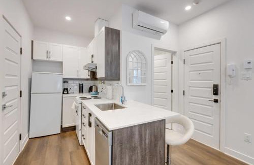 Mile End Apartment | M11 Upscale Studio wQueen Bed AC Prime Location