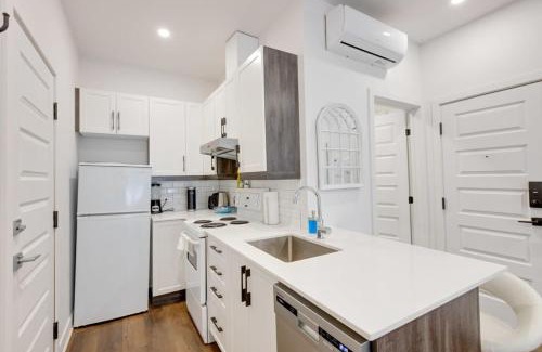 Mile End Apartment | M11 Upscale Studio wQueen Bed AC Prime Location