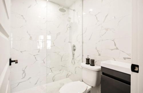 Mile End Apartment | M11Upscale 1BR Sofabed in heart PlateauMile-end