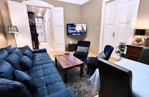 Ferencvaros Apartment | M13 Rustic Stylish with King Bed & Friendly Host