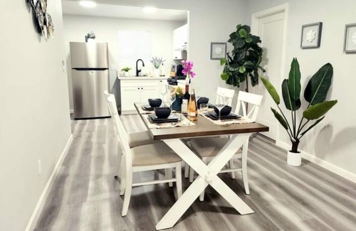 Monrovia Apartment | M3-Detached house 2 bedroom 1 bathroom close Old Town Monrovia kingsize-bed! n