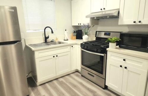 Monrovia Apartment | M3-Detached house 2 bedroom 1 bathroom close Old Town Monrovia kingsize-bed! n