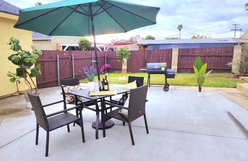 Monrovia Apartment | M3-Detached house 2 bedroom 1 bathroom close Old Town Monrovia kingsize-bed! n