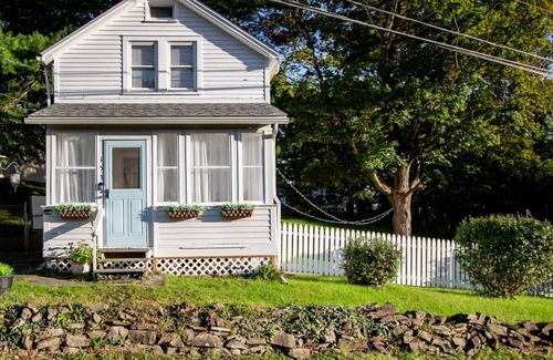 Port Ewen House | Ma Petite · Perfectly Petite Hudson Valley Cottage