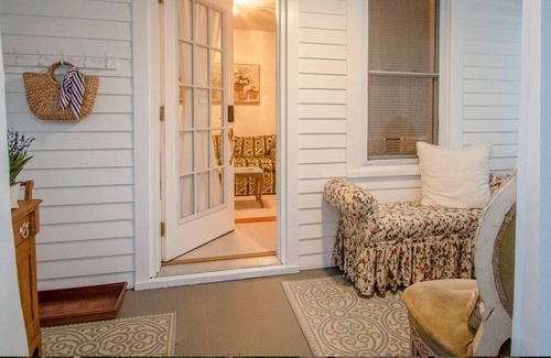 Port Ewen House | Ma Petite · Perfectly Petite Hudson Valley Cottage