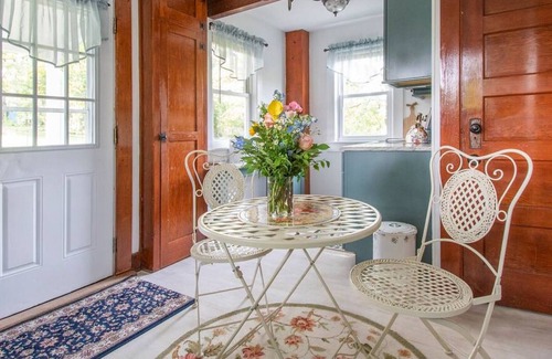 Port Ewen House | Ma Petite · Perfectly Petite Hudson Valley Cottage
