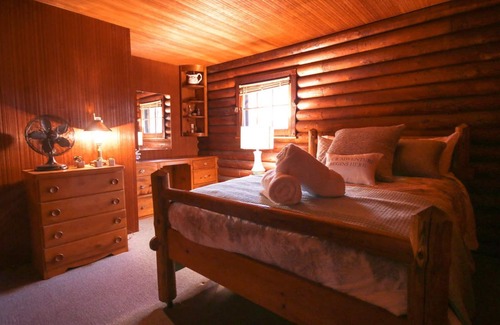 Turkey Point Cabin | Mabee Marsh Cabin - Rustic wooded lodge on the bluffs on Turkey Point