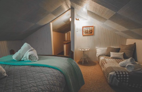 Turkey Point Cabin | Mabee Marsh Cabin - Rustic wooded lodge on the bluffs on Turkey Point