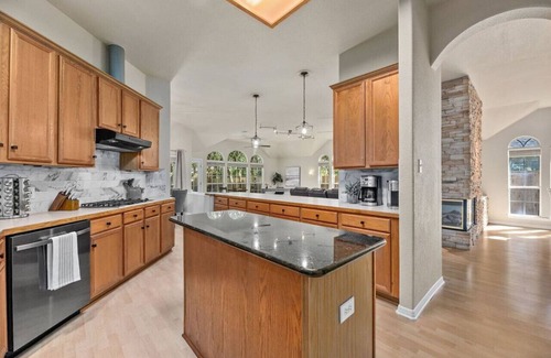 McNeil House | 'Machete Place' North Austin! Pet Friendly! Work Space!