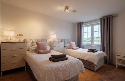 Westhill Apartment | Mackie Residence - SJA Stays - 3 Bed Apartment with parking
