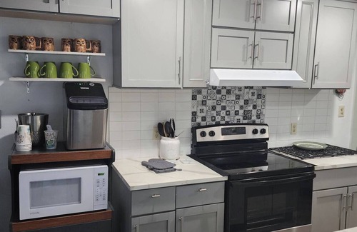 Many House | Madea's Place Unit B