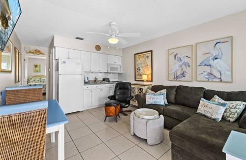Madeira Beach Condo | Madeira Beach Cozy 1-Bedroom Second-Floor Condo at Tropic Breeze #17
