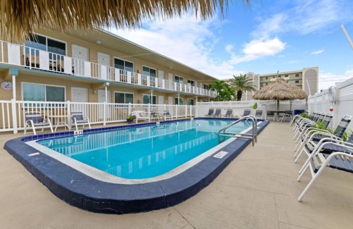 Madeira Beach Condo | Madeira Beach Cozy 1-Bedroom Second-Floor Condo at Tropic Breeze #17