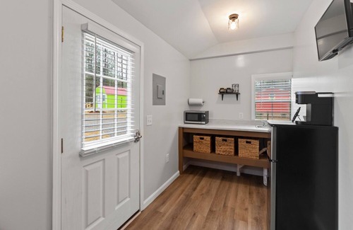 Notasulga Cabin | MadHatter Tiny Home- 9 Miles to AUBURN AL & Jordan Hare Stadium