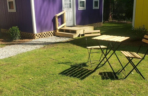 Notasulga Cabin | MadHatter Tiny Home- 9 Miles to AUBURN AL & Jordan Hare Stadium