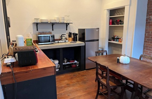 Madison House | Madison Manor By the River: Sleeps up to 15, Walk to Historic Downtown