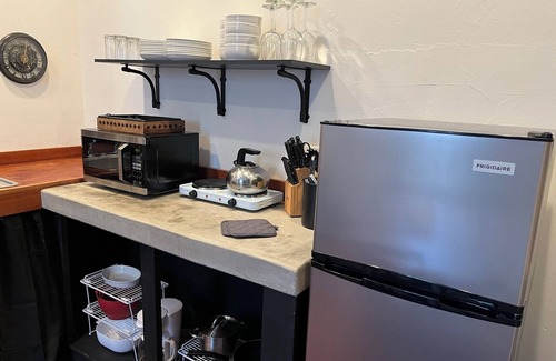 Madison House | Madison Manor By the River: Sleeps up to 15, Walk to Historic Downtown