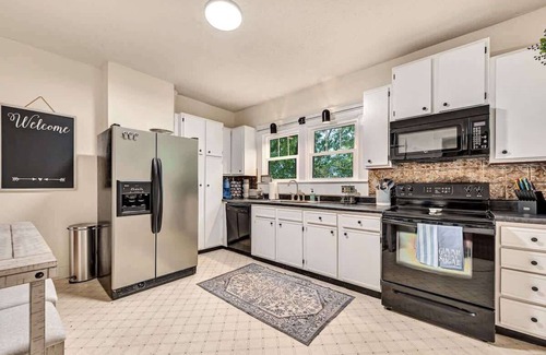 Siloam Springs House | Madison Manor Summary