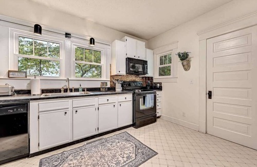 Siloam Springs House | Madison Manor Summary