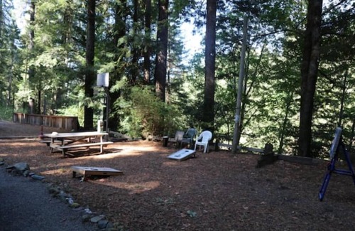 Garberville Cabin | "Madrone" Cabin In the Redwoods, River Access, WiFi nn