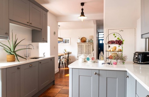 Rhosneigr Cottage | Maelog Villa : Spacious 4‑Bed Pet-Friendly Townhouse with Sea Views in Rhosneigr | Managed by Angles