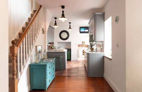 Rhosneigr Cottage | Maelog Villa : Spacious 4‑Bed Pet-Friendly Townhouse with Sea Views in Rhosneigr | Managed by Angles