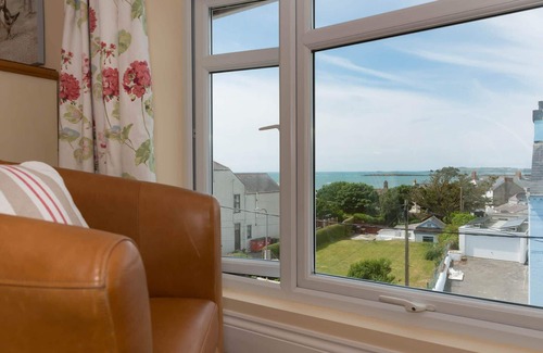 Rhosneigr Cottage | Maelog Villa : Spacious 4‑Bed Pet-Friendly Townhouse with Sea Views in Rhosneigr | Managed by Angles