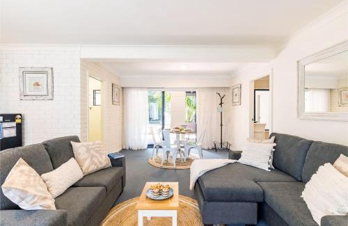 Boat Harbour House | Maestral II - Beachside Villa with Private Garden