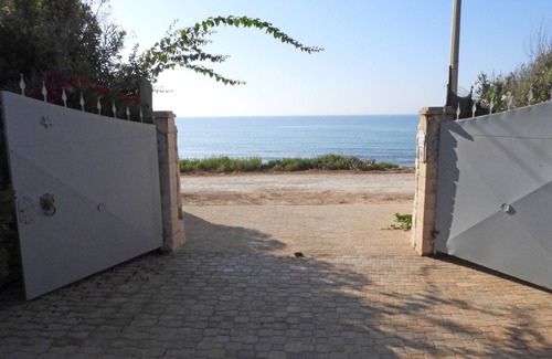 Marina di Modica House | Maganuco Beach House Seafront. Private Pool.