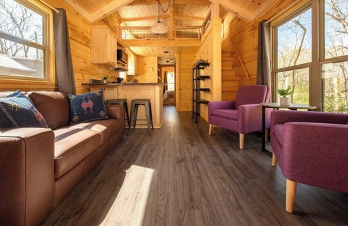 Lookout Valley Neighborhood Association Apartment | Maggie Cabin | Enjoy Nature from a Forest Hot Tub