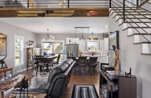 Red Lodge House | Maggie's Place-Ski/Hike/Soak in Hot tub!