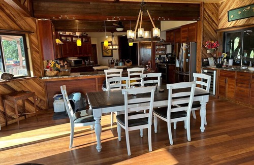 Paukaa Bed & Breakfast | Magic Skies Koi Pond View Handicap Accessible Room