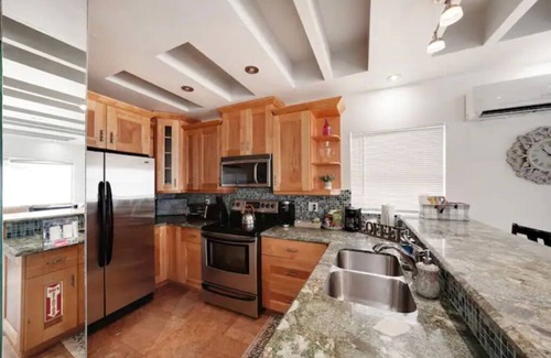 Hollywood Lakes House | *Magical Beachfront King Escape*nn