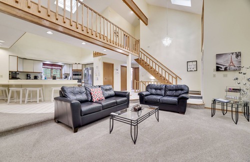 East Stroudsburg House | Magical Lake View Home-Hot Tub, Game & Poker rooms, Pool, Fire Pit, Kayaks, AC!