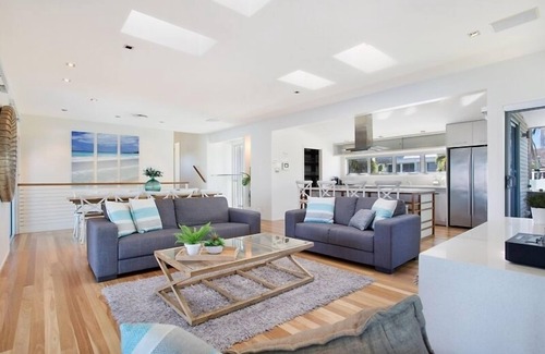Surfers Paradise House | Magical Water Views for the whole family