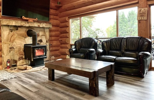 Magna bay Cabin | Magna Bay Hideaway- Semi Waterfront - Shuswap Vacations and Sledding Accommodation