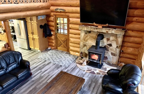 Magna bay Cabin | Magna Bay Hideaway- Semi Waterfront - Shuswap Vacations and Sledding Accommodation