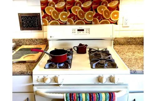 Bethesda House | Magnificent 1 BR, furnished, 1 car parking, red line Metro