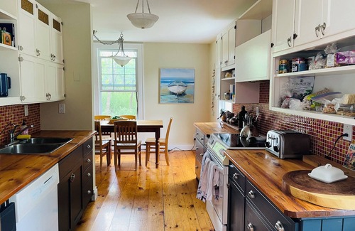 Loyalist House | Magnificent 3 bedroom Lake House on Amherst Islandn