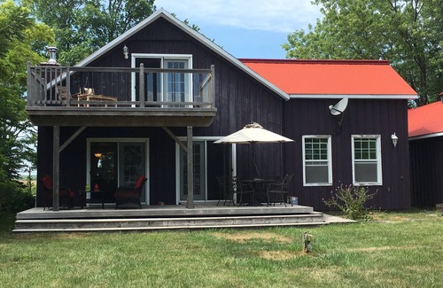 Loyalist House | Magnificent 3 bedroom Lake House on Amherst Islandn