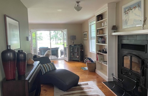 Loyalist House | Magnificent 3 bedroom Lake House on Amherst Islandn