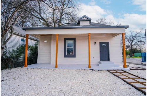 Eastside Promise Neighborhood House | Magnificent 4BR Near Famous Riverwalk and Downtown