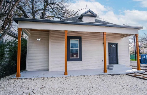 Eastside Promise Neighborhood House | Magnificent 4BR Near Famous Riverwalk and Downtown