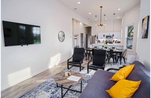 Eastside Promise Neighborhood House | Magnificent 4BR Near Famous Riverwalk and Downtown
