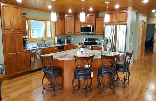 Wellesley Island House | Magnificent 6-bedroom cottage on the water with spectacular views of the water
