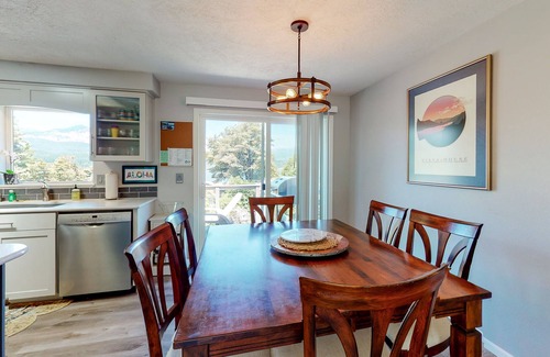 Cascade Locks Apartment | Magnificent Dog-Friendly Home w/Lake & Mountain Views from the Large Deck