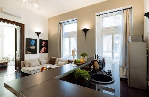 Erzsebetvaros Apartment | Magnificent Elegance by Erzsebet Krt & New York Cafe