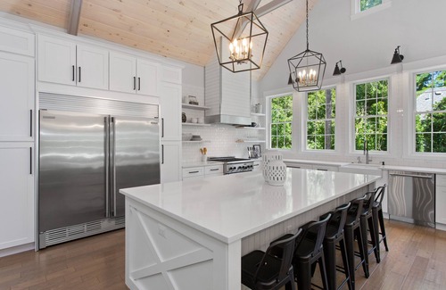 Union Pier House | Magnificent Home, Saltwater Pool. Walk to beach! Hot Tub Open year round!