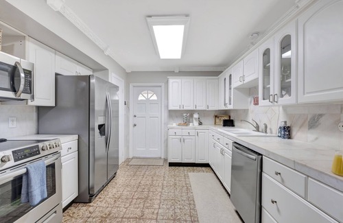 Oakford Park House | Magnificent Pool House in the Heart of Tampa - Sleeps 10