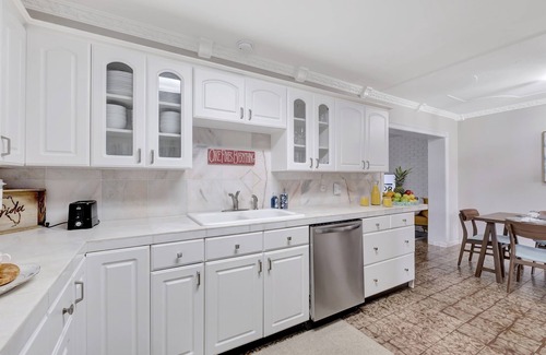 Oakford Park House | Magnificent Pool House in the Heart of Tampa - Sleeps 10